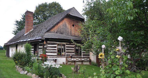 Chaloupka nedaleko Vírské přehrady, ukrytá pod kopci směle konkuruje českým chalupám!