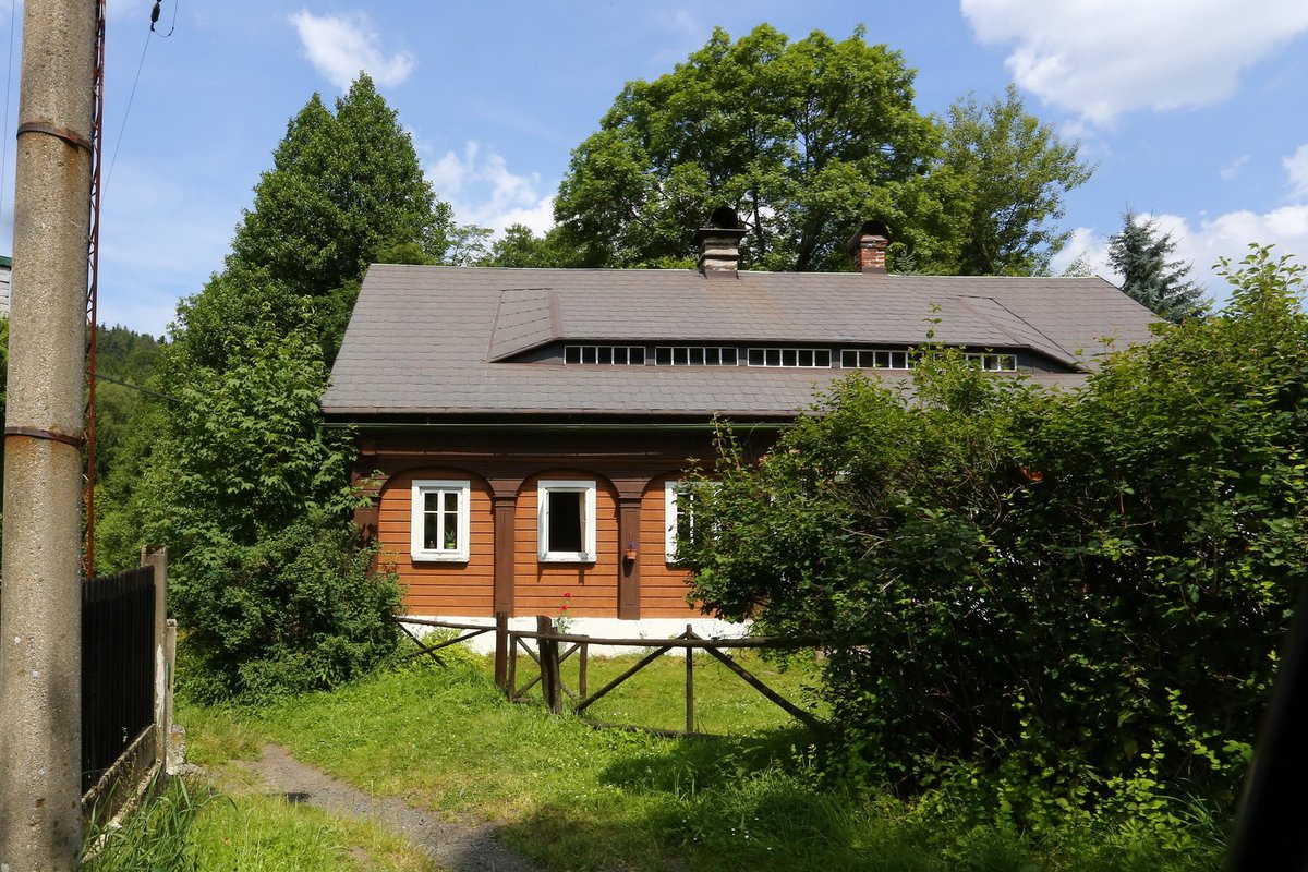 TÁŇA FISCHEROVÁ, svědkyně Dáši Veškrnové na svatbě s prezidentem Havlem, tu tráví jaro, léto i podzim. S Petrou Černockou se vzájemně navštěvují a vždycky rády poklábosí.