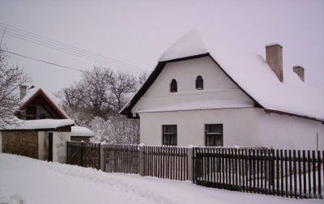 Krásná zasněžená chaloupka – Klaus do ní nejezdí.