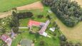 Za necelých 13,5 milionů korun je na prodej chalupa s vlastním rybníkem, velkou zahradou a přilehlými pozemky na okraji obce Komorovice na Pelhřimovsku.