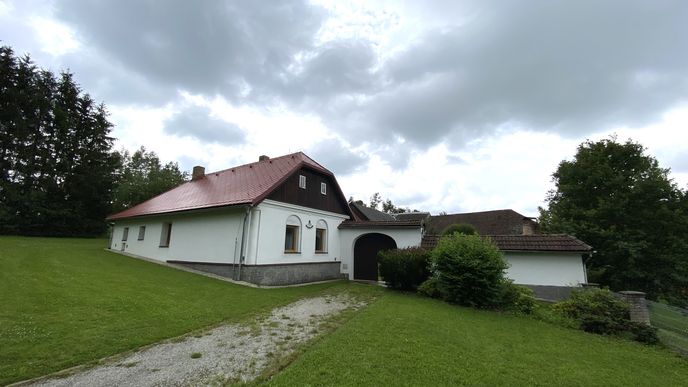 Za necelých 13,5 milionu korun je na prodej chalupa s vlastním rybníkem, velkou zahradou a přilehlými pozemky na okraji obce Komorovice na Pelhřimovsku. Za necelých 13,5 milionu korun je na prodej chalupa s vlastním rybníkem, velkou zahradou a přilehlými pozemky na okraji obce Komorovice na Pelhřimovsku.