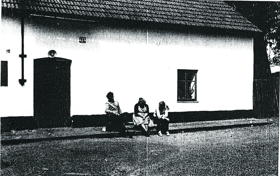 Historická fotografie stavení ve středočeské obci Višňová, kde trvale žije necelých sedm stovek obyvatel.