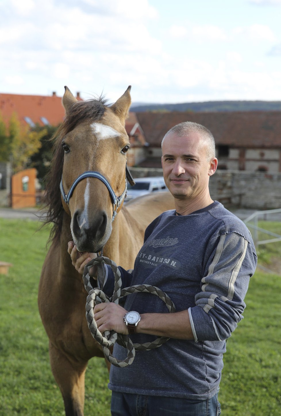 Dnes už se Bolek Skalski herectví nevěnuje. Jeho láskou se stali koně.