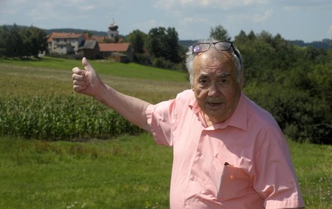 František Filip ukazuje vesničku Višňová, kde točil Chalupáře.