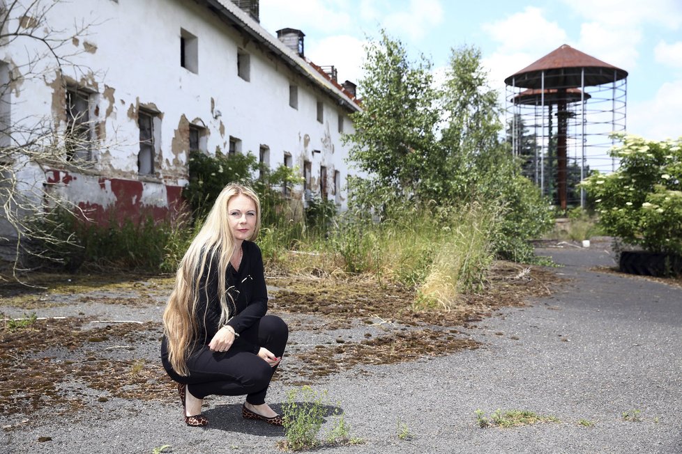 2015: Opláštění sila lidé během 40 let rozkradli. Veronika sedí na zemi, kde býval výběh pro prasata.