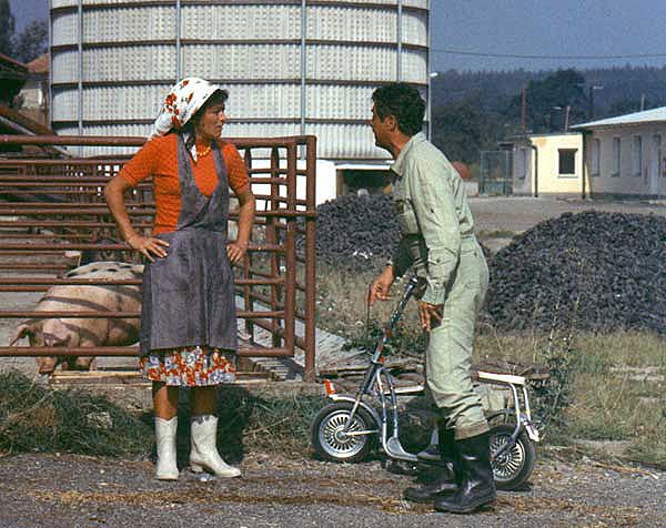 1975 - seriál Chalupáři: Luba Skořepová a Otto Lackovič u výběhu prasat. Za nimi ještě funkční silo.