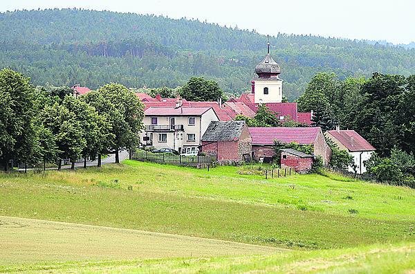 Vesnici dominuje kostel s mohutnou věží.