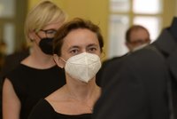 Z pojišťoven podvodem vylákali stamiliony?! Lobbista Janoušek a lékařka Peková stanuli před soudem
