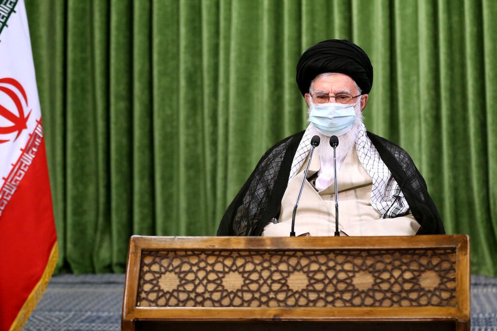 Íránský duchovní vůdce Alí Chameneí v roušce (12. 7. 2020)