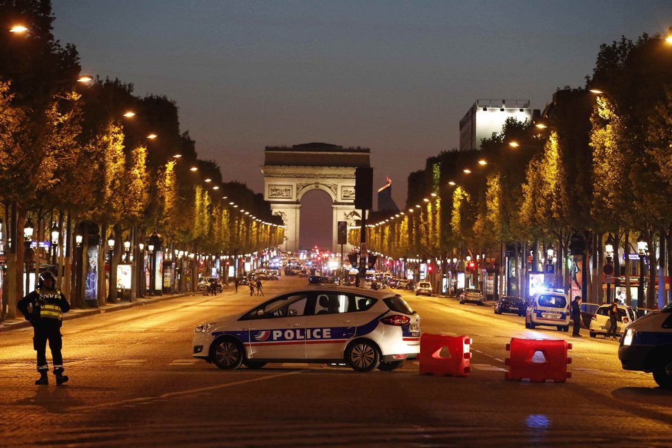 Střelba na Champs-Élysées v Paříži