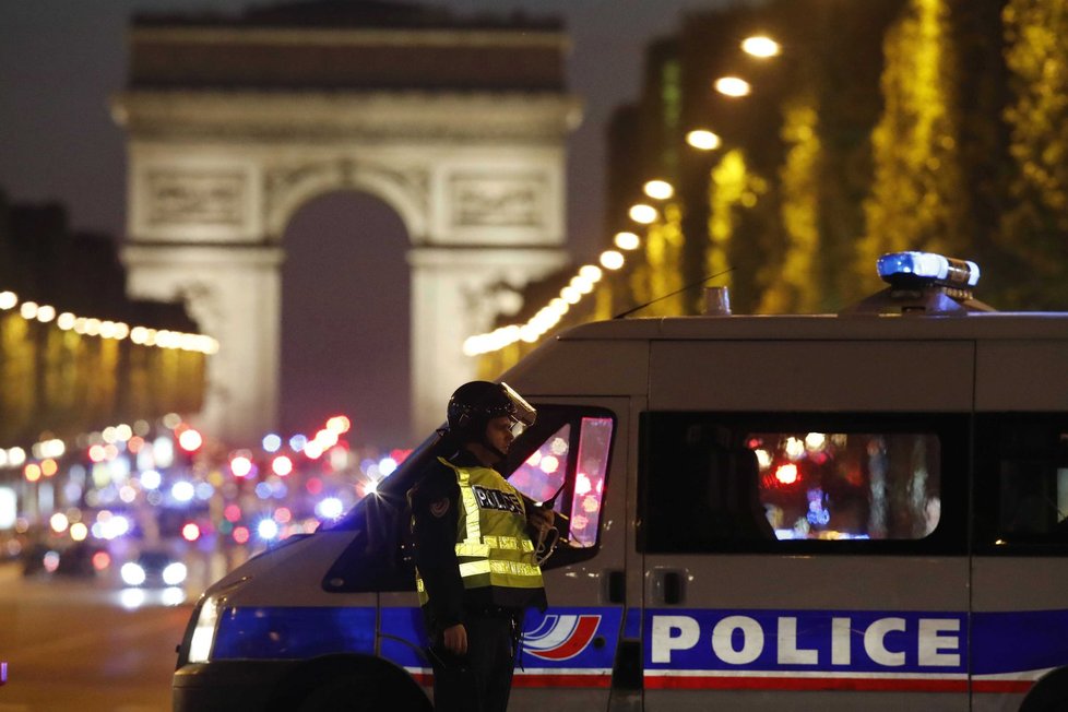 Střelba na Champs-Élysées v Paříži