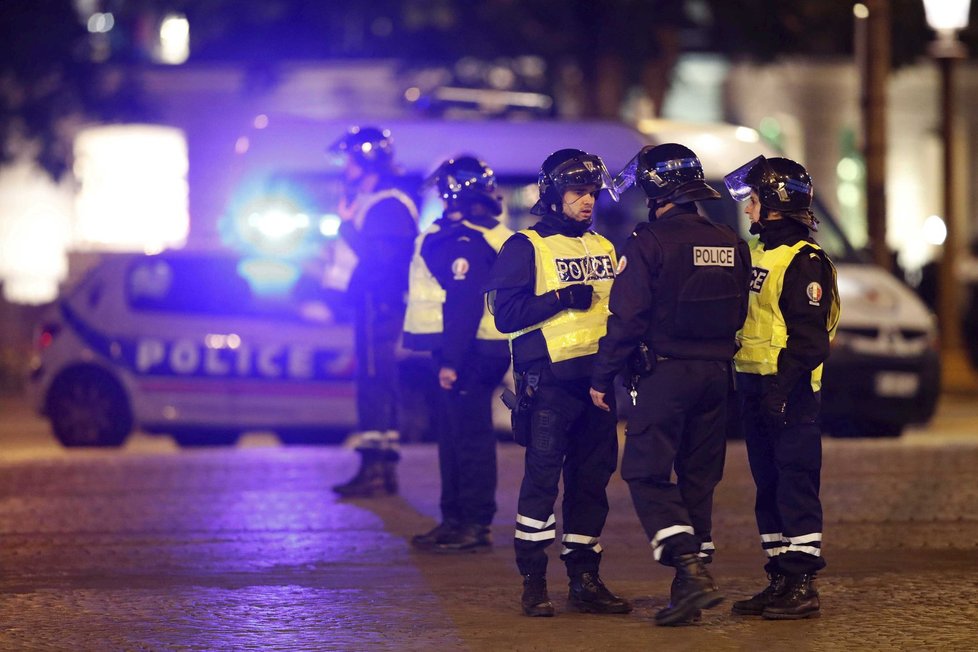 Střelba na Champs-Élysées v Paříži