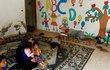 Chán Júnis v Pásmu Gazy: Samah Abú Latífaová s dětmi našla útočiště ve školce (10. 10. 2023).