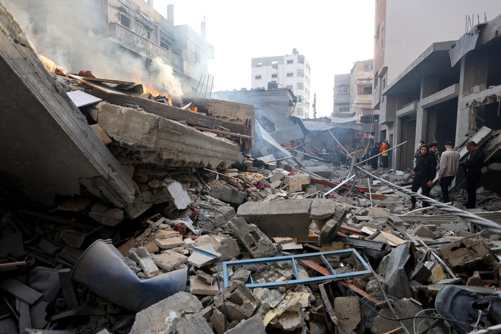Dopady izraelského náletu na Chán Júnis v Pásmu Gazy (4. 12. 2023).