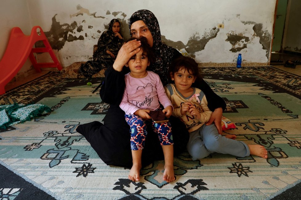 Chán Júnis v Pásmu Gazy: Samah Abú Latífaová s dětmi našla útočiště ve školce (10. 10. 2023).
