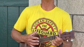 Během surfování s přáteli ho brutálně napadl žralok