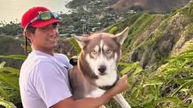 Chance Swanson pracuje na Havaji jako plavčík, den volna se rozhodl také strávit na pláži