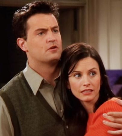 Chandler a Monica v seriálu Přátelé