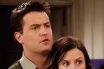 Chandler a Monica v seriálu Přátelé