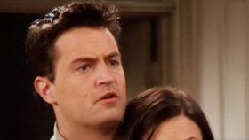 Chandler a Monica v seriálu Přátelé