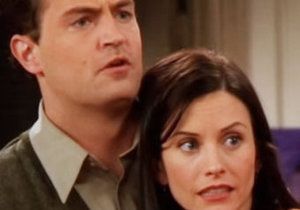 Chandler a Monica v seriálu Přátelé