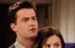 Chandler a Monica v seriálu Přátelé
