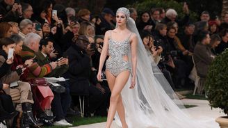Nevěsty v šatech od Lagerfelda: Od Claudie Schiffer po letošní krásku v plavkách