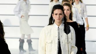 Přehlídku Chanel šla po 10 letech plus-size modelka. Mezi ostatními byste ji ani nepoznali!