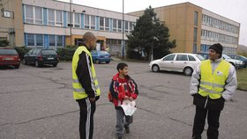 „Zaháníme děti domů, aby už po 20. hodině nechodily venku. Občas jim vynadáme, jako ráno, když kluci rozdělali oheň. Dohlížíme, aby šly do školy a ze školy domů,“ vypočetl starší ze dvojice Julius Grunza.