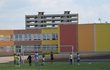 Sportovní areál je vedle školy na dohled od »průhledného« paneláku. Sportovní areál je vedle školy na dohled od »průhledného« paneláku.
