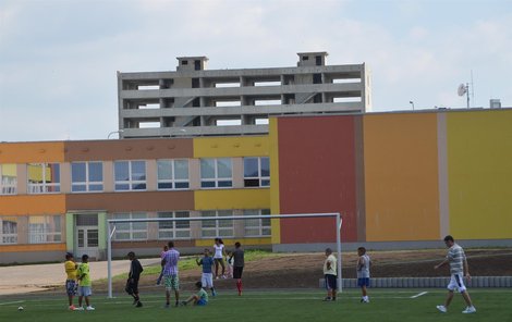 Sportovní areál je vedle školy na dohled od »průhledného« paneláku.