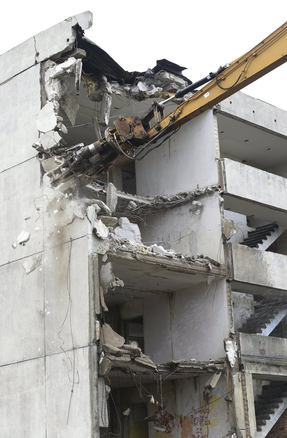 V mosteckém Chanově začala demolice vybydlených paneláků