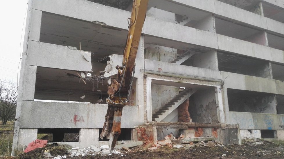 V mosteckém Chanově začala demolice vybydlených paneláků