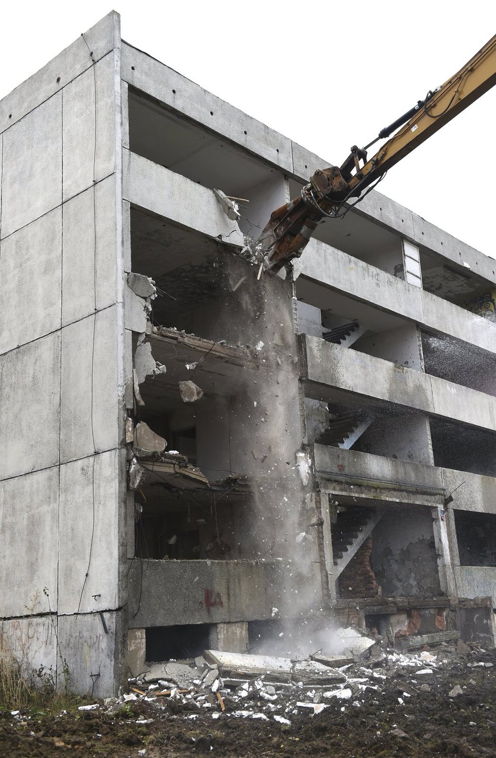 V mosteckém Chanově začala demolice vybydlených paneláků.