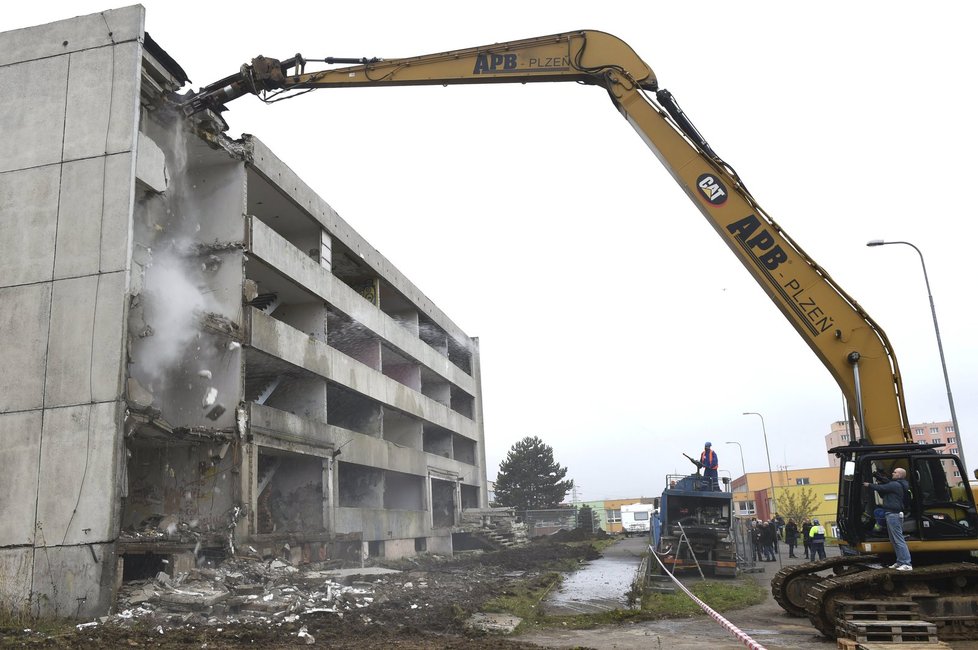 V mosteckém Chanově začala demolice vybydlených paneláků.