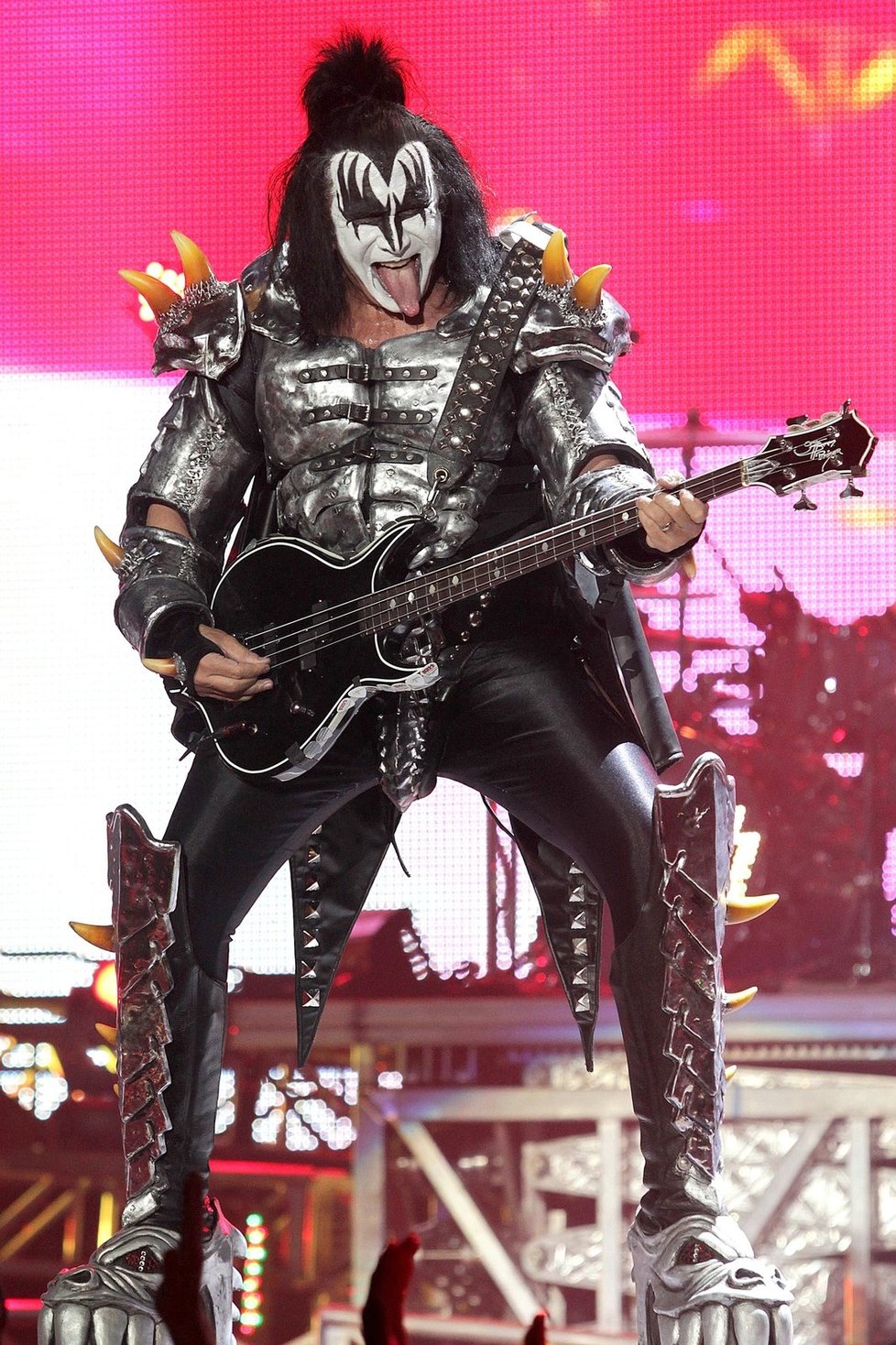 Gene Simmons ze skupiny Kiss v masce...