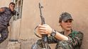 Chaos. Kurdská bojovnice Zelan Dirbeseyová patří k řadám syrských levicových jednotek YPJ.