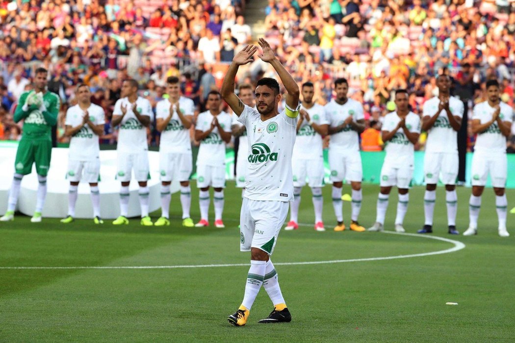 Kapitán Chapecoense Alan Ruschel, který přežil leteckou tragédii, si zahrál na hřišti Barcelony