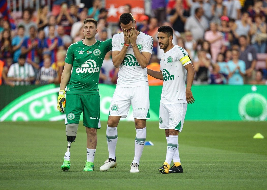 Tři hráči Chapecoense, kteří přežili leteckou tragédii - brankář Jakson Follmann, obránce Helio Neto a kapitán Alan Ruschel