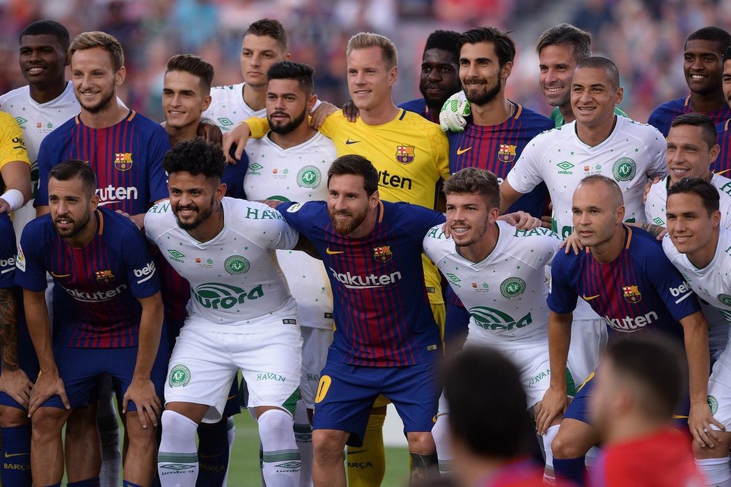 Fotbalisté Chapecoense si zahráli přípravný zápas proti Barceloně, přítomni byli také tři hráči, kteří přežili leteckou tragédii