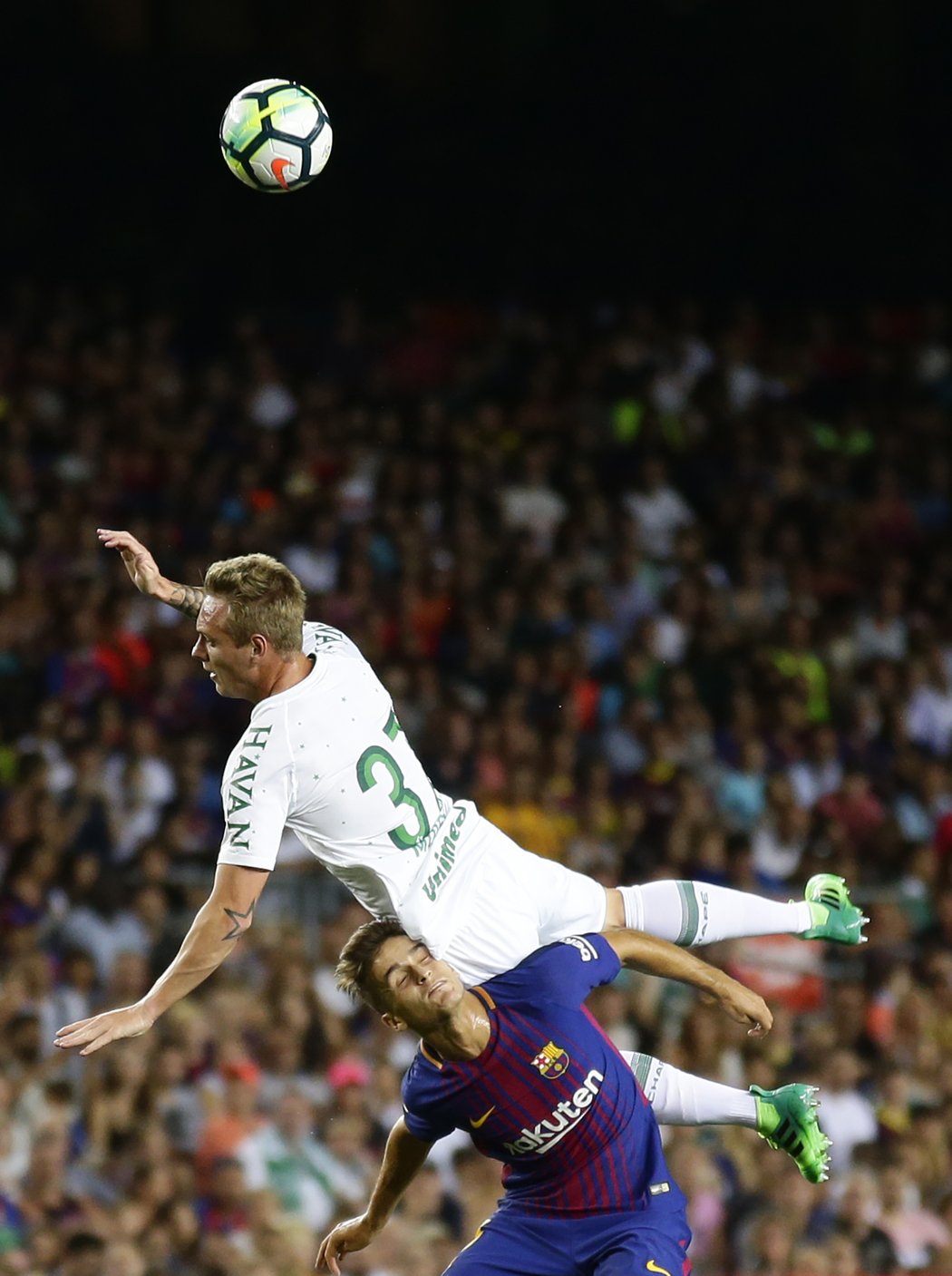 Fotbalisté Chapecoense si osm měsíců po letecké tragédii zahráli s Barcelonou, přítomni byli také tři přeživší hráči