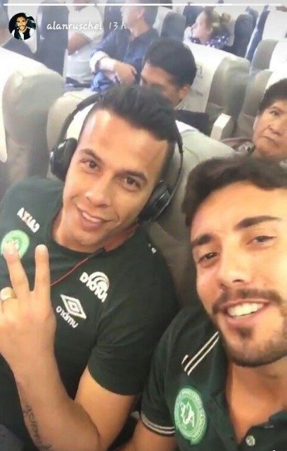 Obránce Alan Ruschel (vpravo) s brankářem  Danilo Padilha před odletem