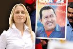 Europoslankyně Dita Charanzová (ANO), venezuelský prezident Nicolás Maduro a na plakátu bývalý prezident země Hugo Chávez