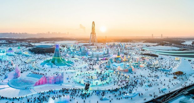 Úchvatná podívaná v Číně: Dechberoucí ledové království láká miliony návštěvníků
