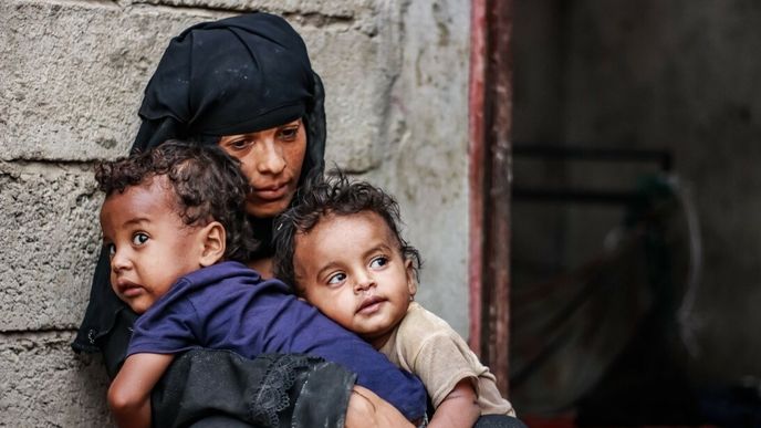 Najwa se svými dětmi žije den co den v naprostém zoufalství. Nedokáže jim zajistit někdy ani jedno jídlo denně. Foto: Jennifer Bose/CARE