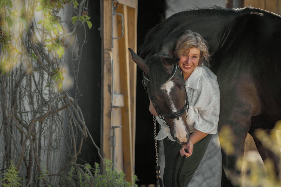 Dvanáct půvabných koňských veterinářek se spojilo pro dobrou věc a nafotily kalendář pro Nadační fond Krtek.