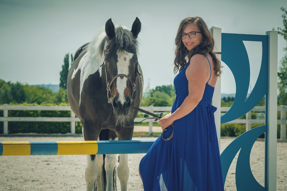 Dvanáct půvabných koňských veterinářek se spojilo pro dobrou věc a nafotily kalendář pro Nadační fond Krtek.