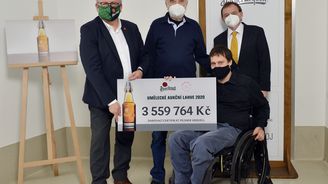 Zástupci Plzeňského Prazdroje a Reflexu předali výtěžek aukce pivních lahví Centru Paraple