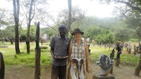 Marie Imbrová v Tenengenge s jedním z tamních výtvarníků a jeho díly