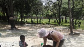 Marie Imbrová s dětmi, kterým pomáhá
